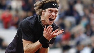 Andrey Rublev nổi điên đập vợt vì màn trình diễn thất vọng tại Roland Garros 2024