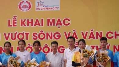 TPHCM tưng bừng hoạt động thể thao dưới nước với các giải Vô địch Bơi vượt sông mở rộng và Vô địch Ván chèo đứng mở rộng