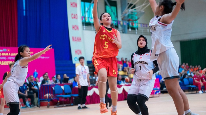 Đánh bại Indonesia sau 4 hiệp phụ điên rồ, nữ U18 Việt Nam thắng trận đầu tiên tại ASEAN Schools Games 2024