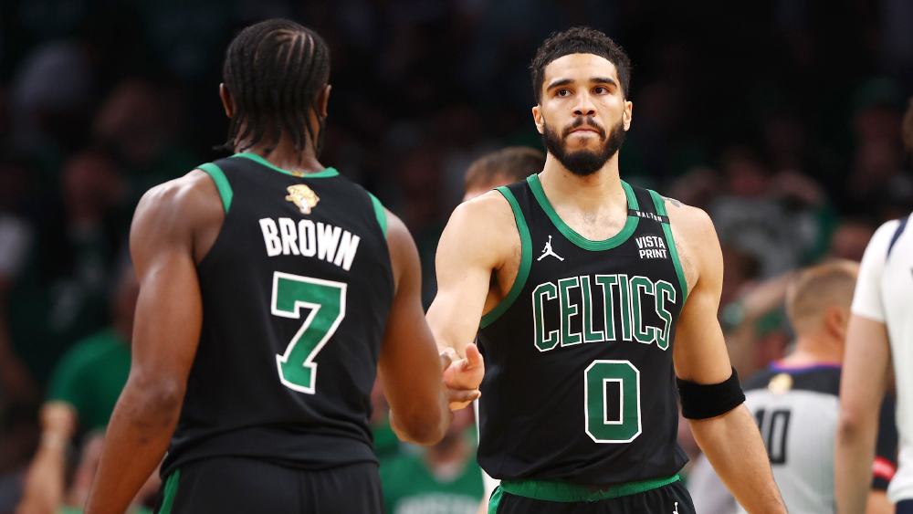 Dù ném xa thất bại với chỉ 3-15 3PT trong hai hiệp đầu, Boston Celtics vẫn là đội dẫn trước