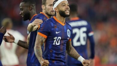 Bóng đá Hà Lan tranh cãi về tấm băng đô trên đầu Memphis Depay